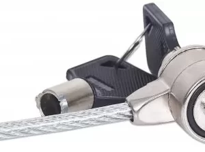 440271 Candado para Laptop con cerradura de llave, cable de acero y recubrimiento PVC transparente de 1.5mts de largo.