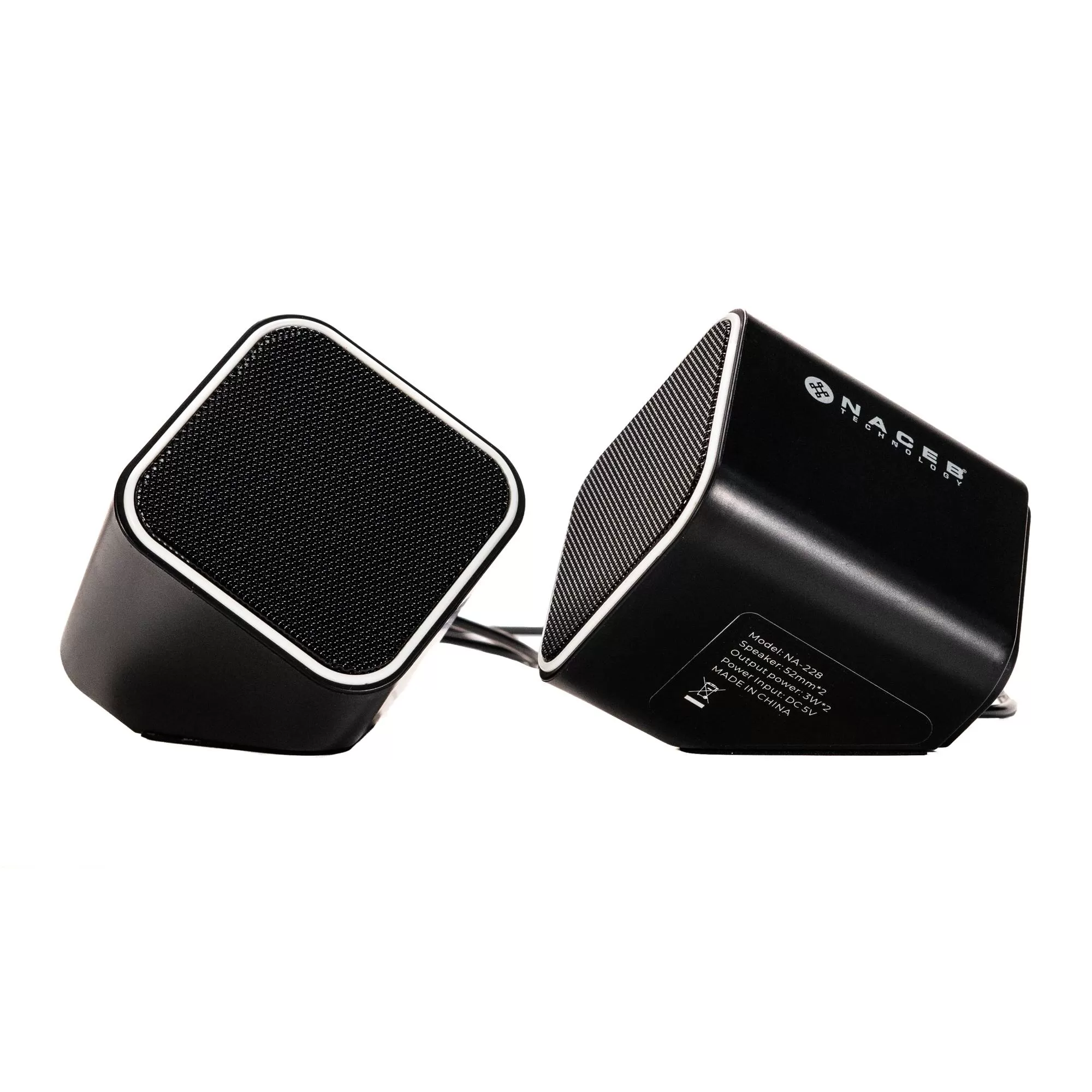 Par de bocinas MUILTIMEDIA Base escritorio, Control de volumen, Entrada de audifonos Color Negro Modelo (Naceb) 3W NA-082.