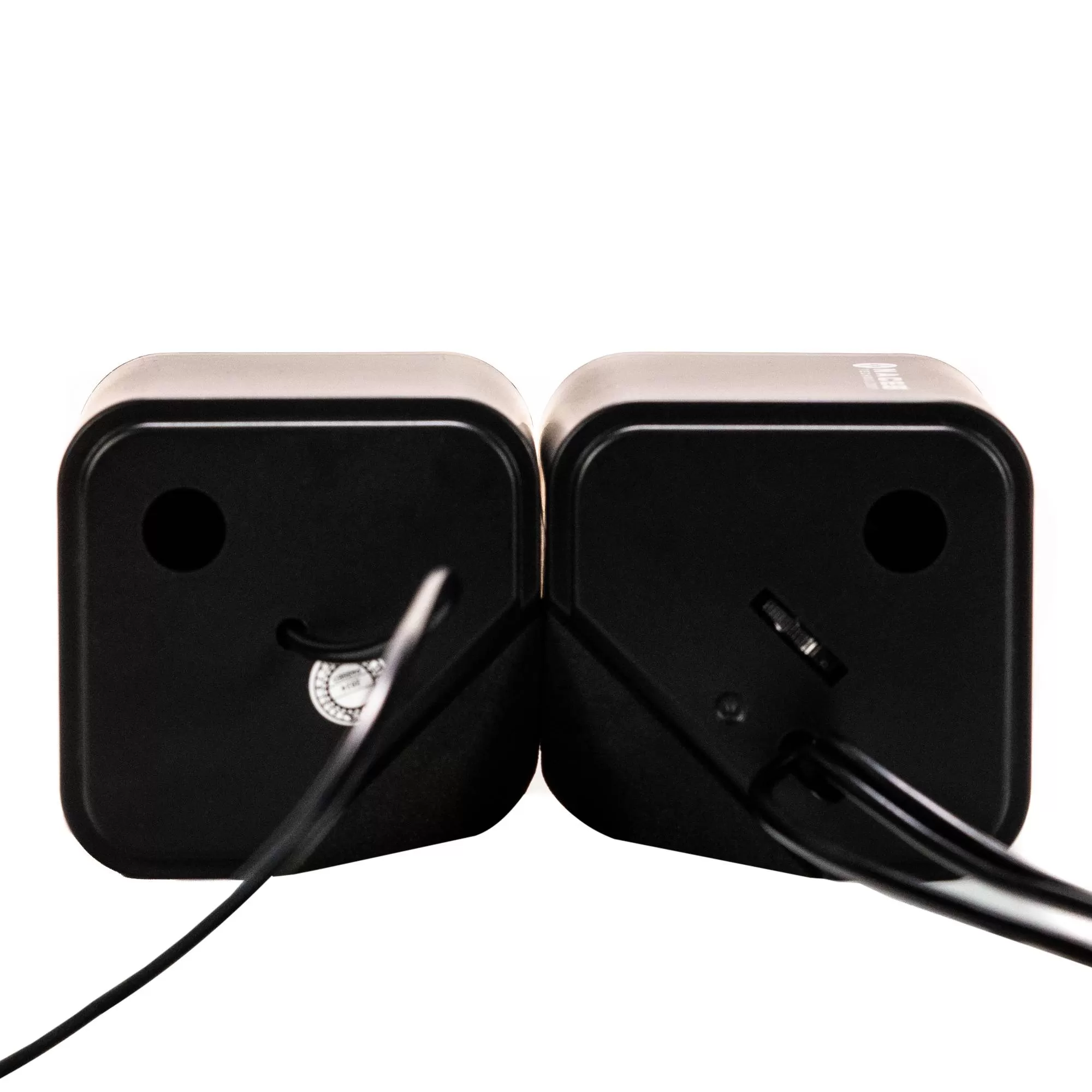 Par de bocinas MUILTIMEDIA Base escritorio, Control de volumen, Entrada de audifonos Color Negro Modelo (Naceb) 3W NA-082. - Imagen 3