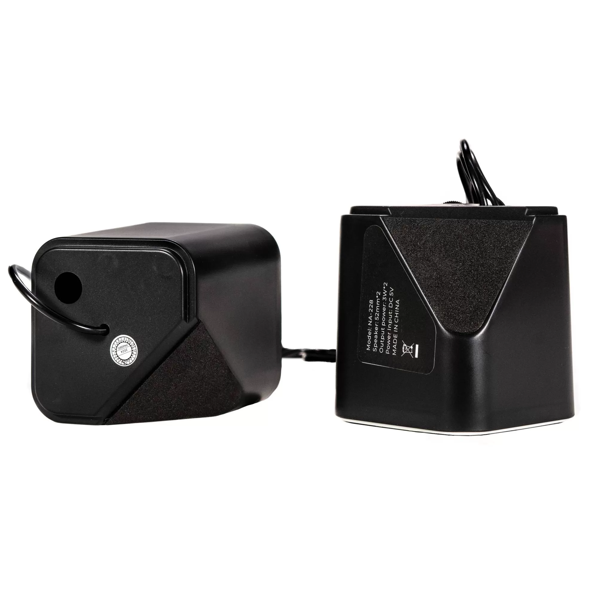 Par de bocinas MUILTIMEDIA Base escritorio, Control de volumen, Entrada de audifonos Color Negro Modelo (Naceb) 3W NA-082. - Imagen 4